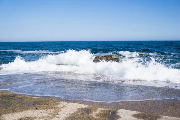 Zee golven op het strand, helder blauw water — Stockfoto