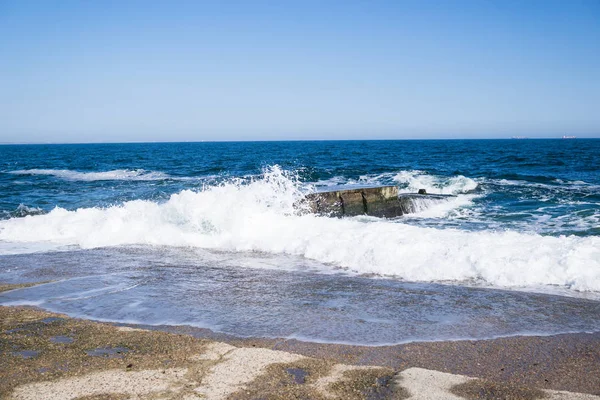 Zee golven op het strand, helder blauw water — Stockfoto