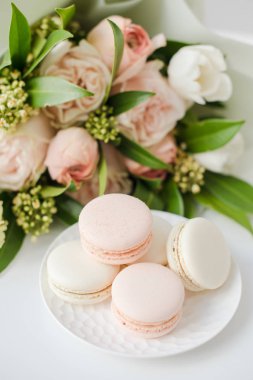 Zarif tatlı Makaron ve pastel renkli bej çiçekler