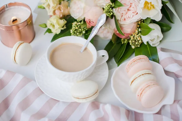 Elegantes macarrones de postre dulce, taza de café y flores de color pastel beige ramo —  Fotos de Stock