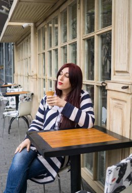 Uzun saçlı genç bayan dondurma yiyor.