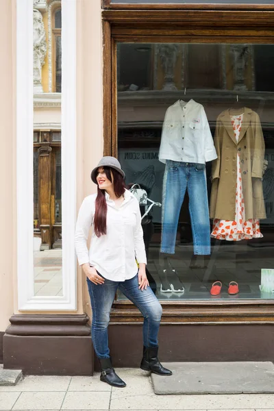 Genç bayan dükkanın önünde duruyor. — Stok fotoğraf