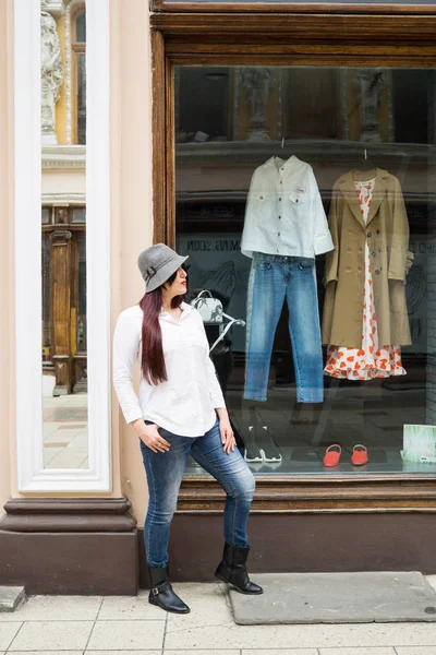 Genç bayan dükkanın önünde duruyor. — Stok fotoğraf
