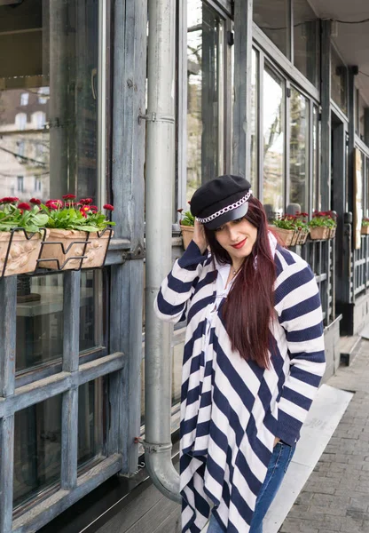 Giovane signora con lunghi bei capelli con cappello nero a piedi — Foto Stock