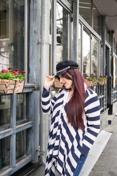 Giovane signora con lunghi bei capelli con cappello nero a piedi — Foto Stock