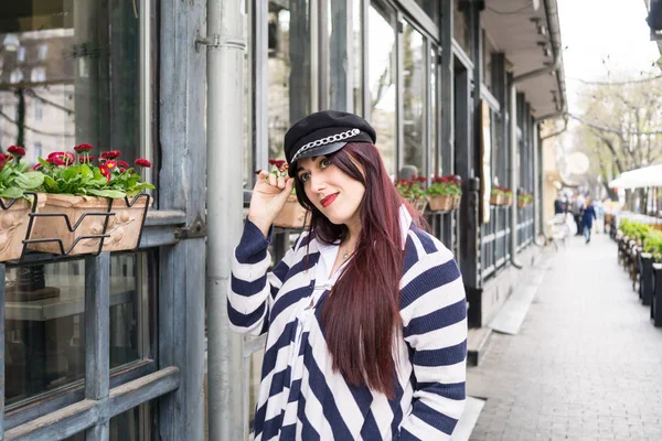 Junge Dame mit langen, schönen Haaren mit schwarzem Hut — Stockfoto