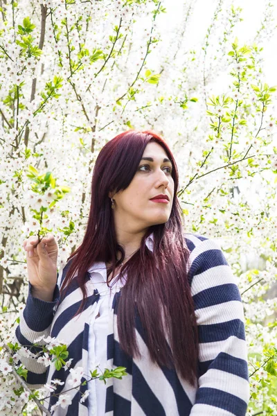 木の枝を咲かせる若い美しい女性 — ストック写真