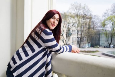 Balkonda uzun saçlı ayakta beutiful genç kadın