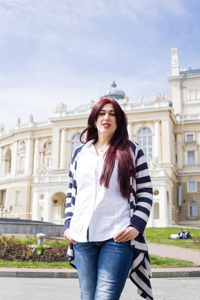 Eski Şehir sokakta genç kadın walkin 