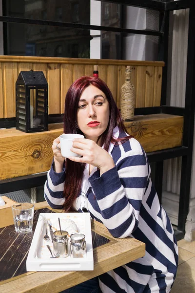 Jonge Europese vrouw met lang haar koffie drinken — Stockfoto