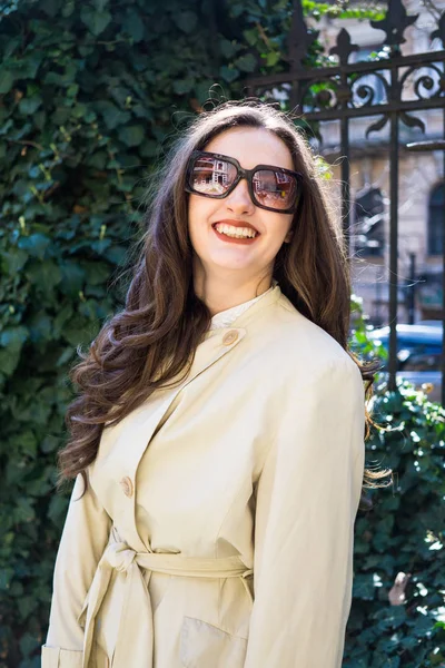 Bella giovane donna sorridente in cappotto beige con i capelli lunghi — Foto Stock