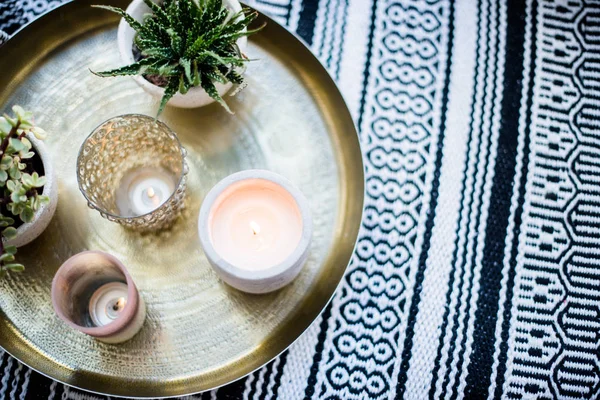 Apartamento real decoración interior, velas aromáticas y plantas en bandeja vintage con almohadas y manta en alféizar de ventana blanca —  Fotos de Stock