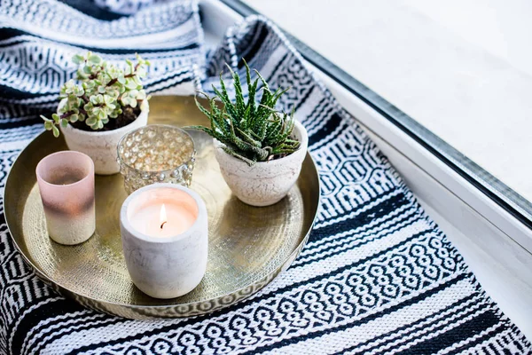 Véritable appartement décor intérieur, bougies aromatiques et plantes sur plateau vintage avec oreillers et couverture sur rebord de fenêtre blanc — Photo