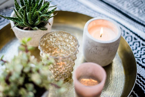 Apartamento real decoración interior, velas aromáticas y plantas en bandeja vintage con almohadas y manta en alféizar de ventana blanca —  Fotos de Stock