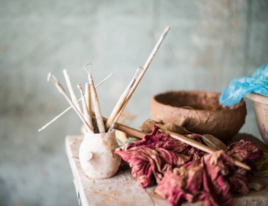 Seramik sanatçı atölye detayları, dağınık masada ıslak kil