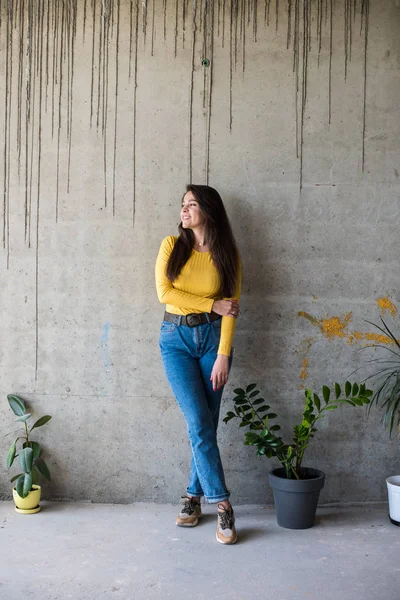 Ung dam i gul blus och blå jeans — Stockfoto