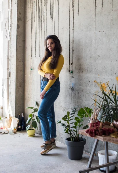 Jongedame in gele blouse en blauwe jeans — Stockfoto