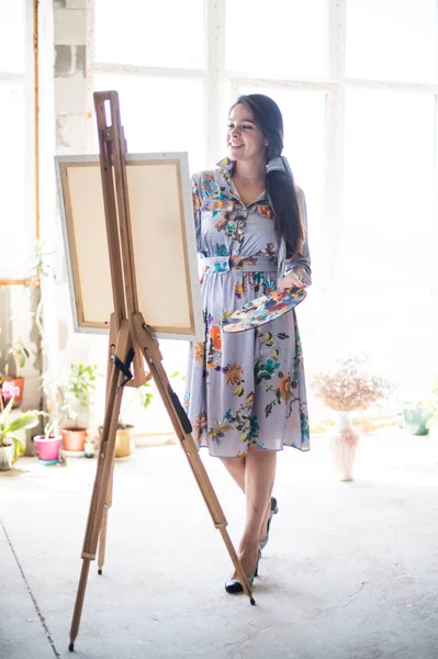 Jovem bela senhora pintor em vestido, mulher artista pintura — Fotografia de Stock