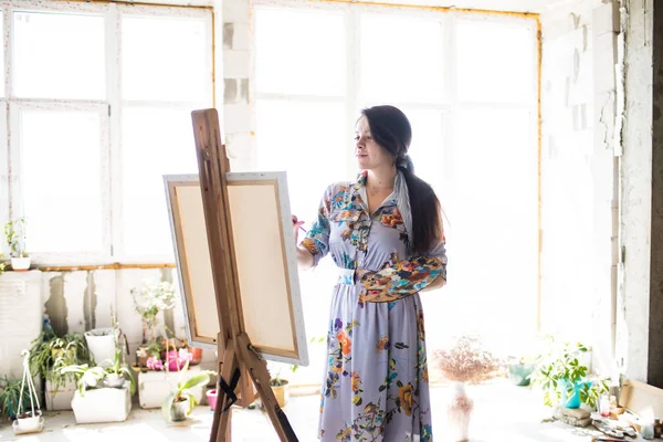 Jovem bela senhora pintor em vestido, mulher artista pintura — Fotografia de Stock