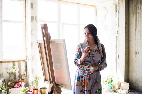 Ung vacker dam målare i klänning, kvinna konstnär målning — Stockfoto