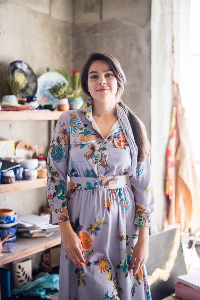 Krásná dáma stojící ve svém ateliéru, tvůrčí majitel podniku — Stock fotografie