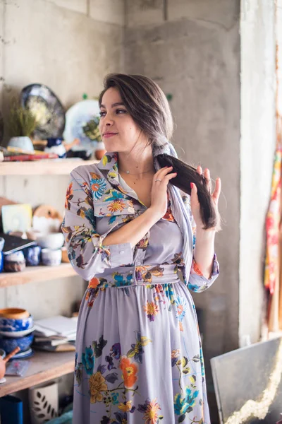 Bella signora artista in piedi nel suo studio, imprenditore creativo — Foto Stock