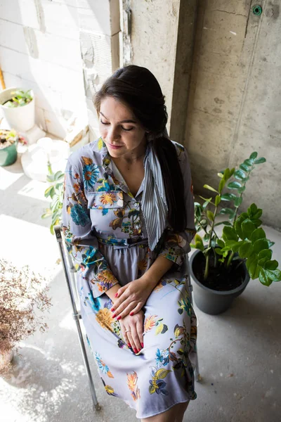 Linda jovem artista sentada em seu loft estúdio artístico boêmio — Fotografia de Stock