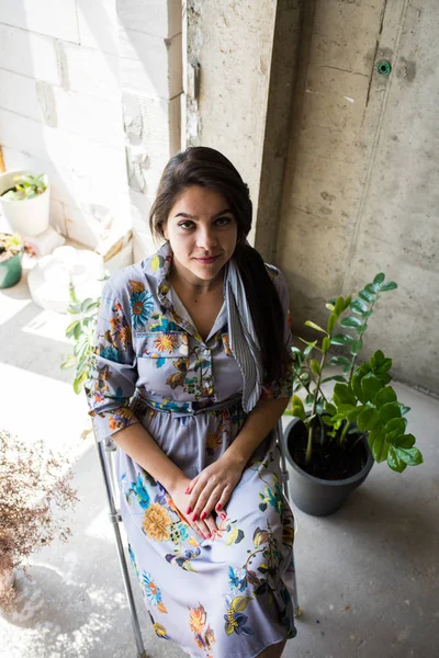 Linda jovem artista sentada em seu loft estúdio artístico boêmio — Fotografia de Stock