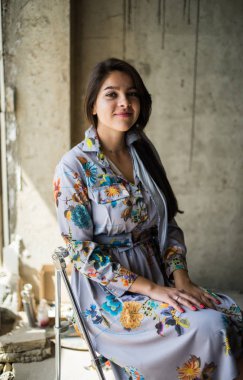 Güzel genç bayan sanatçı onu bohem sanatsal stüdyo loft oturan