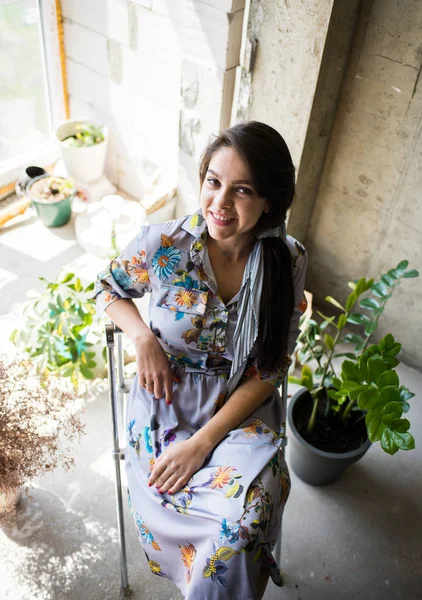 Mooie jonge dame kunstenaar zittend in haar Boheemse artistieke Studio loft — Stockfoto