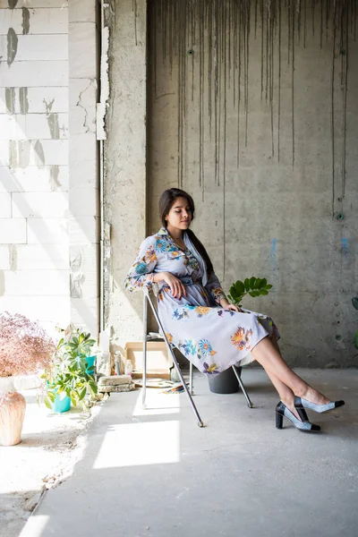 Bella giovane artista seduta nel suo loft studio artistico bohemien — Foto Stock