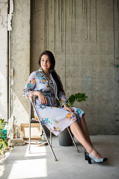 Vacker ung dam konstnär sitter i hennes bohemiska konstnärliga studion Loft — Stockfoto