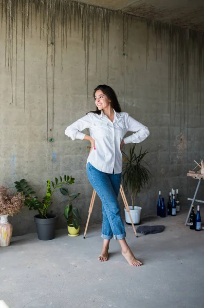 Vacker ung dam konstnär i vit skjorta dansa barfota i hennes bohemiska konstnärliga studion Loft — Stockfoto