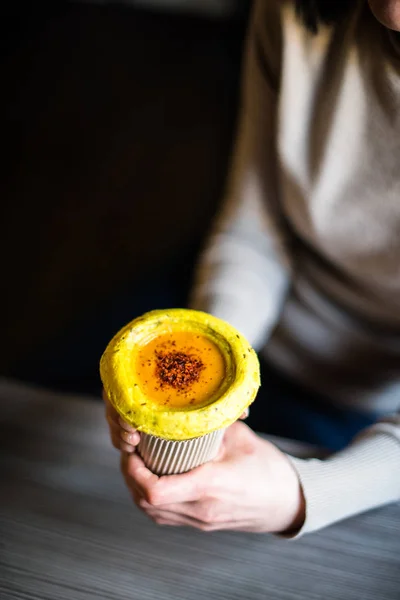 Vrouw met gezond veganistisch straatvoedsel in haar handen — Stockfoto