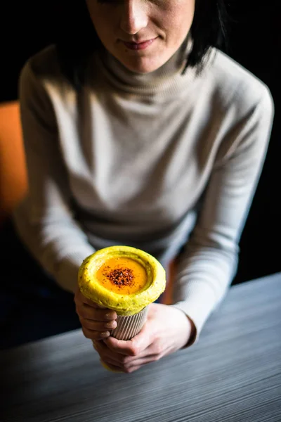 Vrouw met gezond veganistisch straatvoedsel in haar handen — Stockfoto
