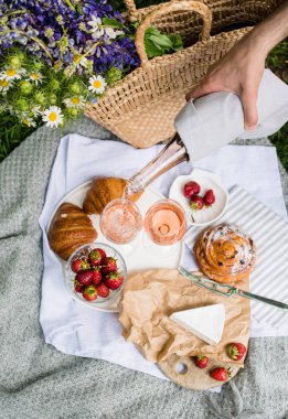 Mans El döküm gözlük, Yaz piknik içine gül şarap