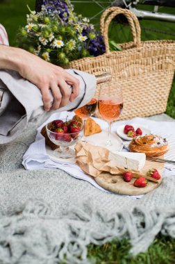 Mans El döküm gözlük, Yaz piknik içine gül şarap