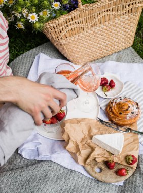 Mans El döküm gözlük, Yaz piknik içine gül şarap