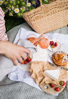 Mans El döküm gözlük, Yaz piknik içine gül şarap