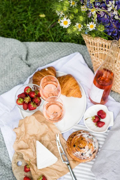 Belo piquenique de verão com morangos, queijo e vinho rosa no gramado no parque da cidade — Fotografia de Stock