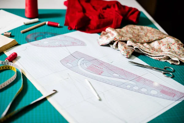 Tools, patterns and fabric samples on the sewing table in the tailor workshop — Stock Photo, Image