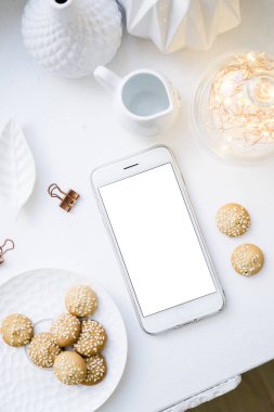 Boş ekranlı akıllı telefon ve ev dekorasyonu ile düz lay üst görünüm düzenlemesi