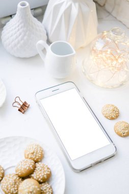 Boş ekranlı akıllı telefon ve ev dekorasyonu ile düz lay üst görünüm düzenlemesi