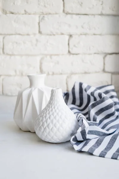 Deux vases en céramique blanche et tissu rayé sur fond blanc — Photo