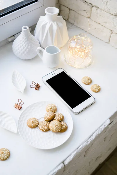 Disposición de vista superior plana con teléfono inteligente de pantalla vacía y decoración para el hogar —  Fotos de Stock