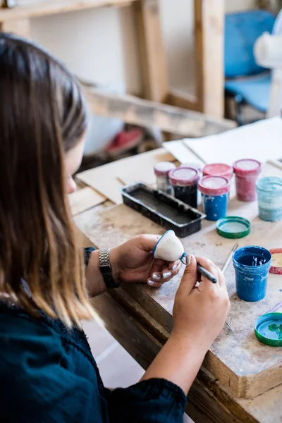 Lady keramisk konstnär som arbetar i hennes ateljé interiör, kvinnans händer målning objekt — Stockfoto