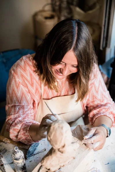 Lady scultore che lavora nel suo studio, ceramis artisti mani — Foto Stock