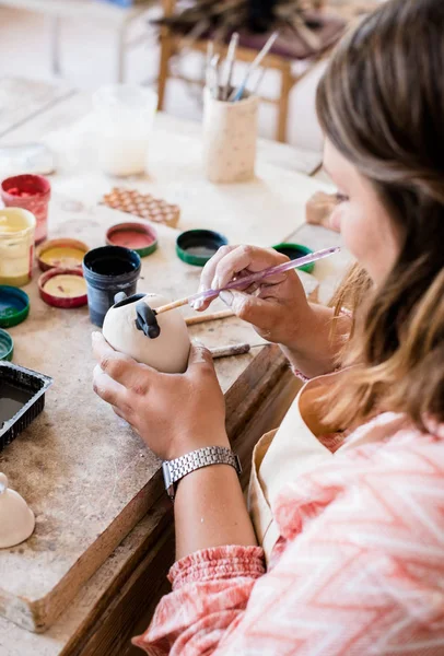 Lady keramisk konstnär som arbetar i hennes ateljé interiör, kvinnans händer målning objekt — Stockfoto