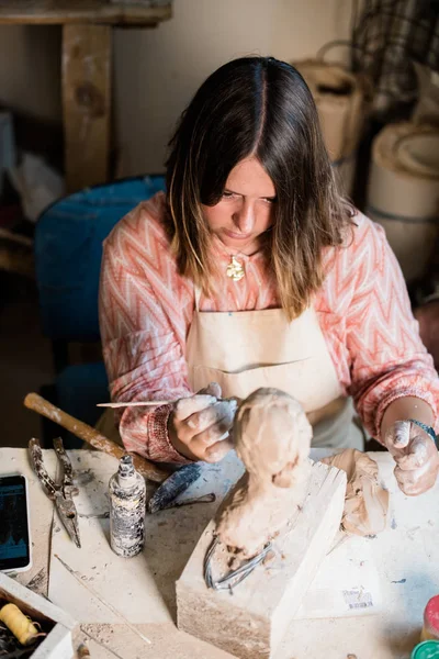 Lady scultore che lavora nel suo studio, ceramis artisti mani — Foto Stock