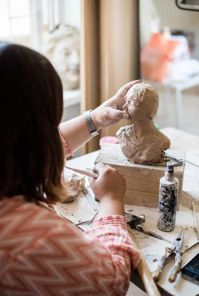 Lady escultora trabajando en su estudio, artistas de cerámica manos —  Fotos de Stock